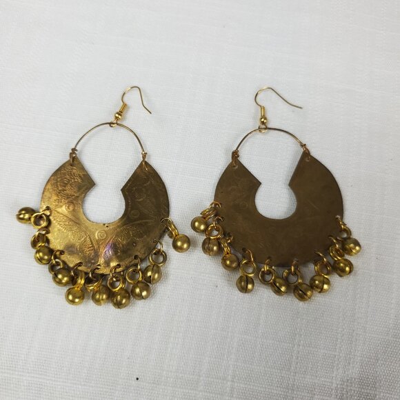 Gorgeous Vintage Gold Tone Indian Style Etched Chandelier Bell Hook Earrings - Picture 4 of 8
